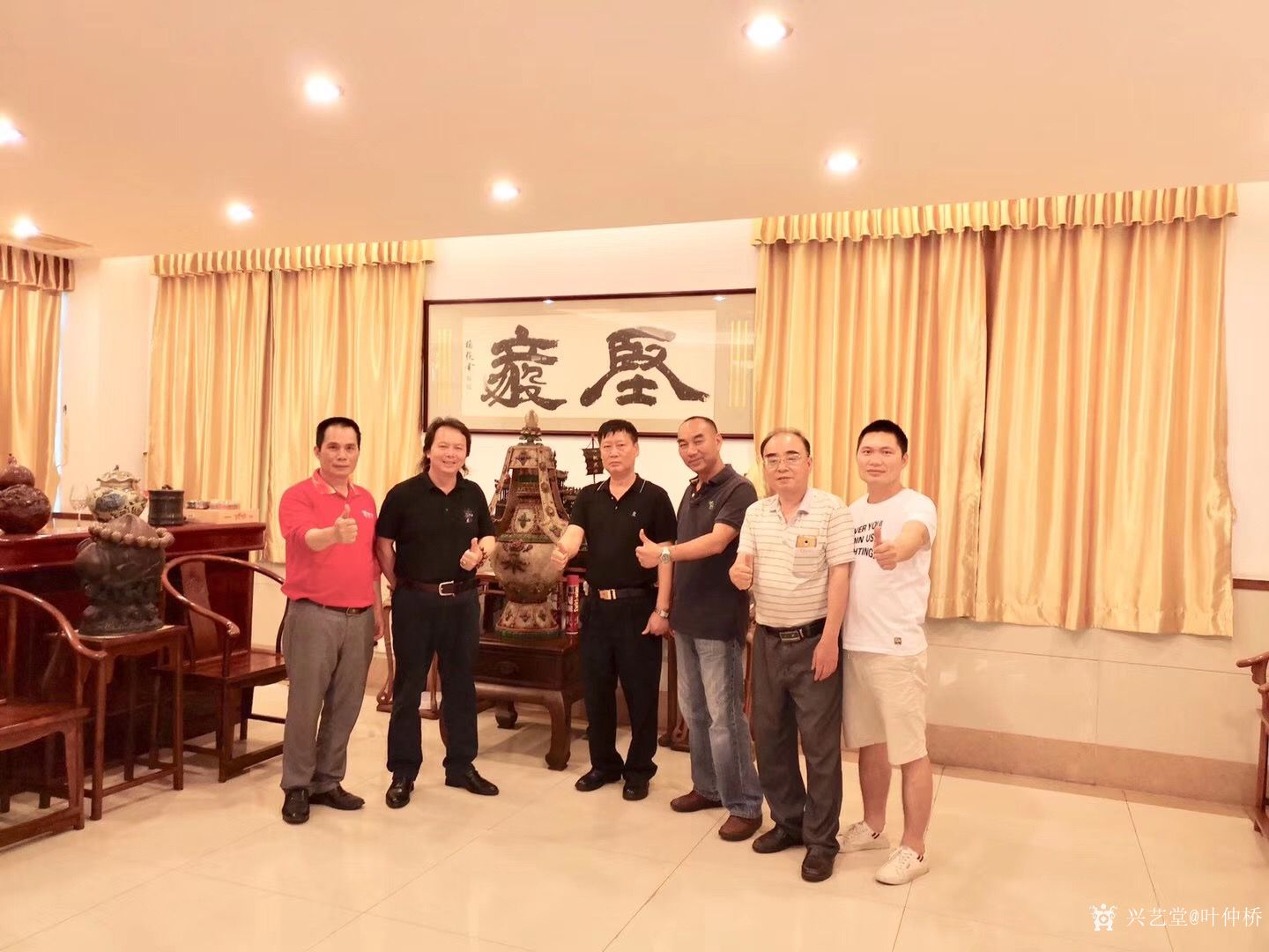 叶仲桥-参观中山东凤收藏家协会麦主席的收藏馆,近