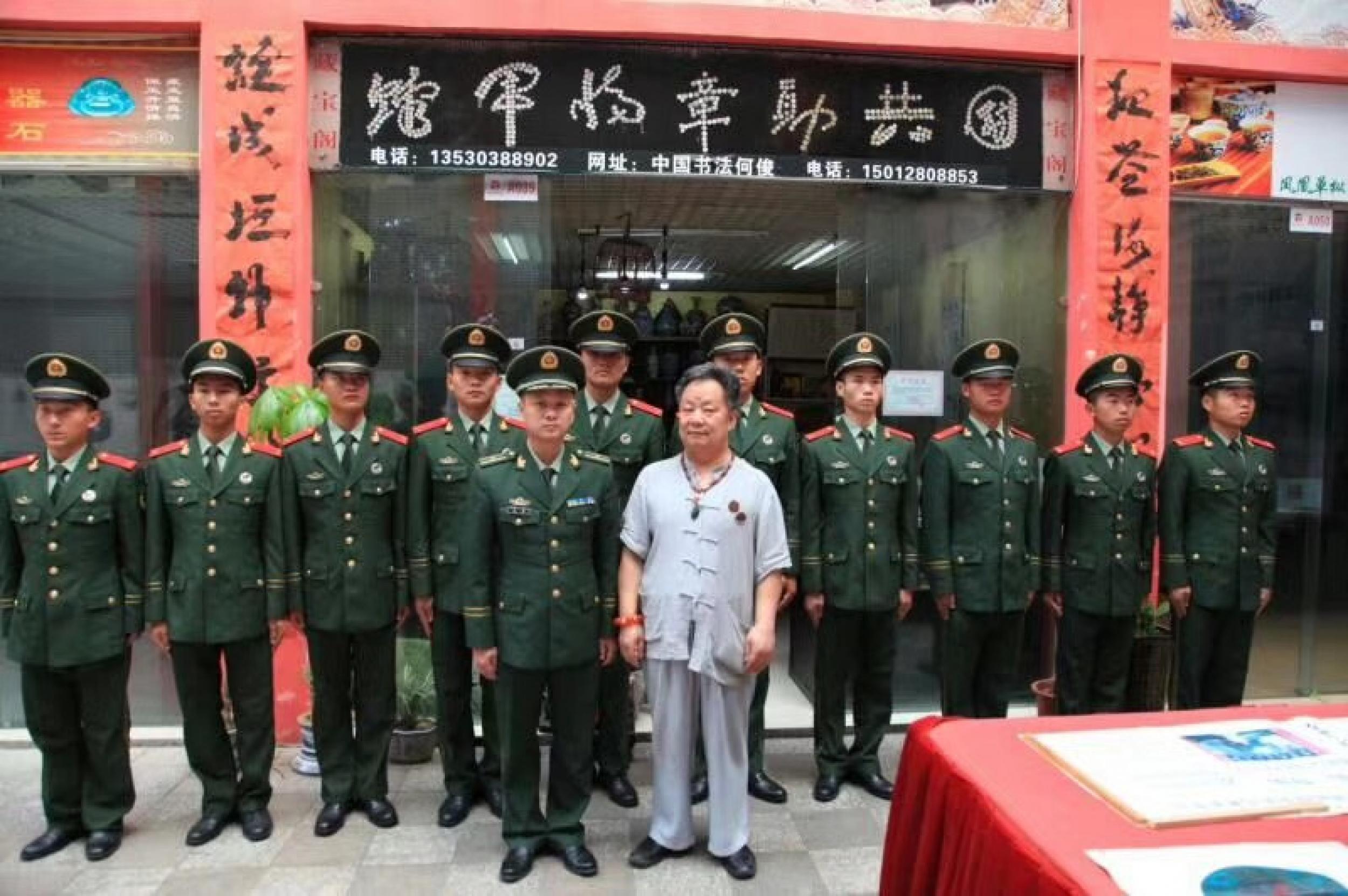 何俊藏宝-数十年来何俊收藏了近百枚国共两党将军和烈士的各种勋章.