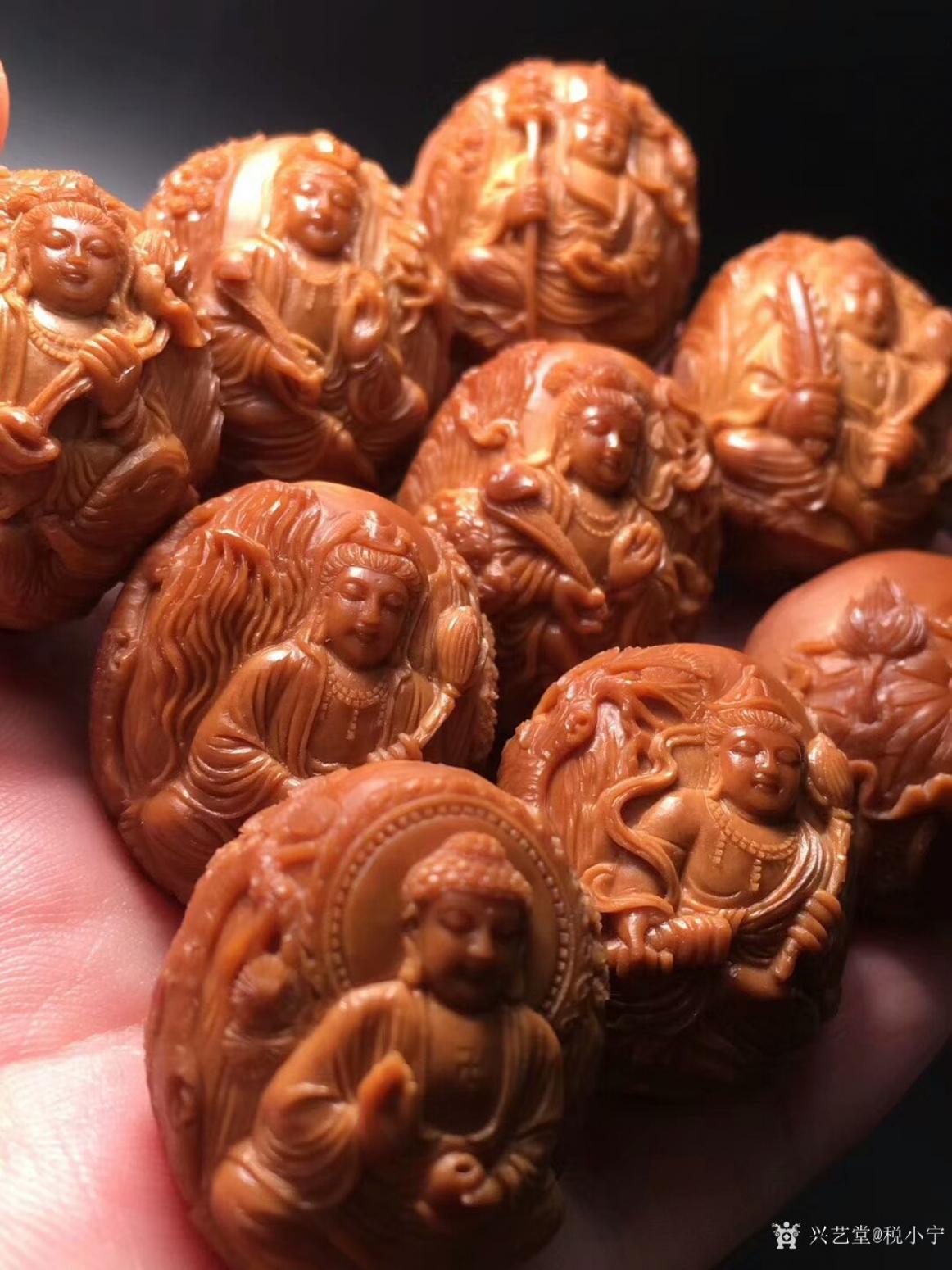 税小宁雕刻作品《核雕-万佛朝宗》