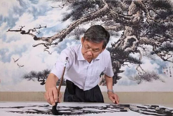 图为“岭南画派”著名画家罗树辉先生正在作画