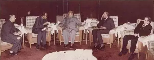 1976年5月27日，华国锋同志陪同毛泽东主席最后一次会见外宾