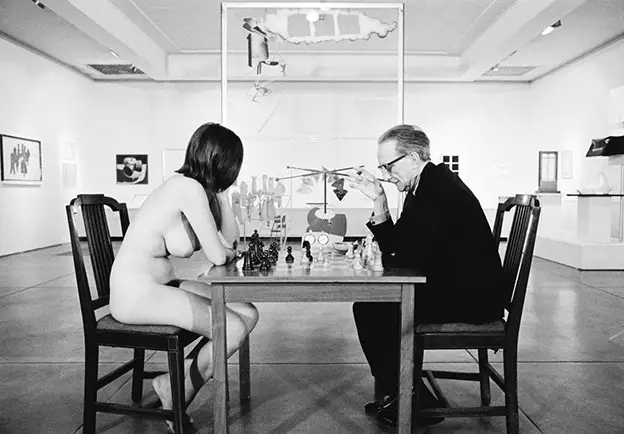 Eve Babitz & Marcel Duchamp, Julian Wasser 1963 Pasadena Art Museum
