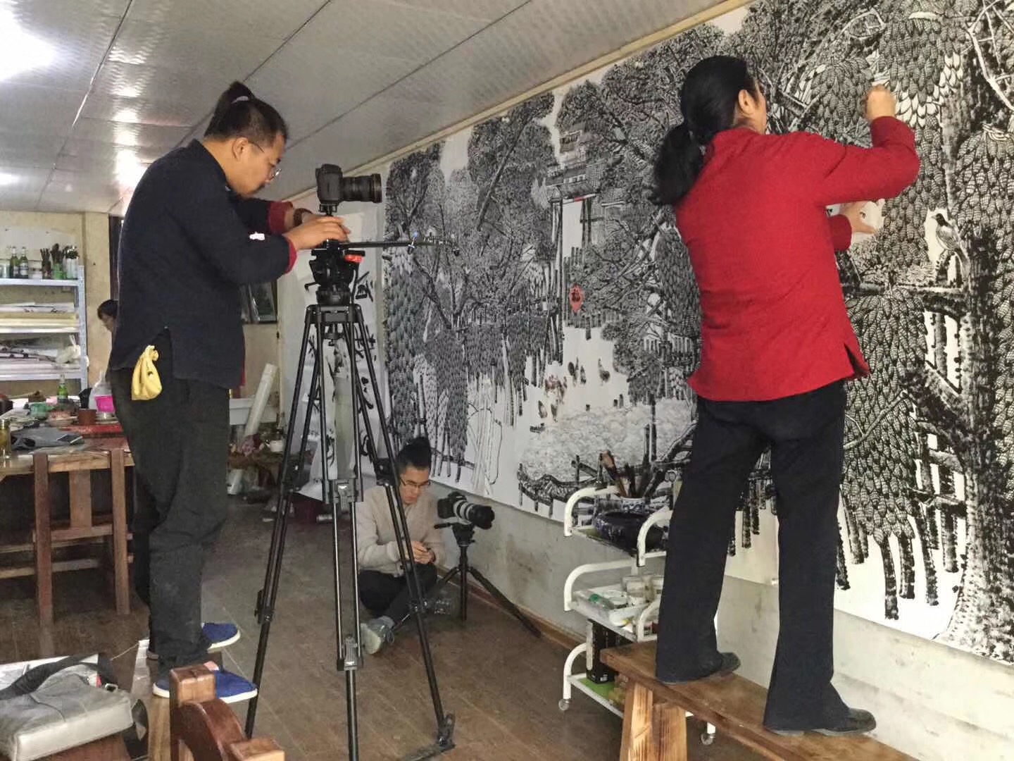 香港美协主席马培童焦墨画创作中