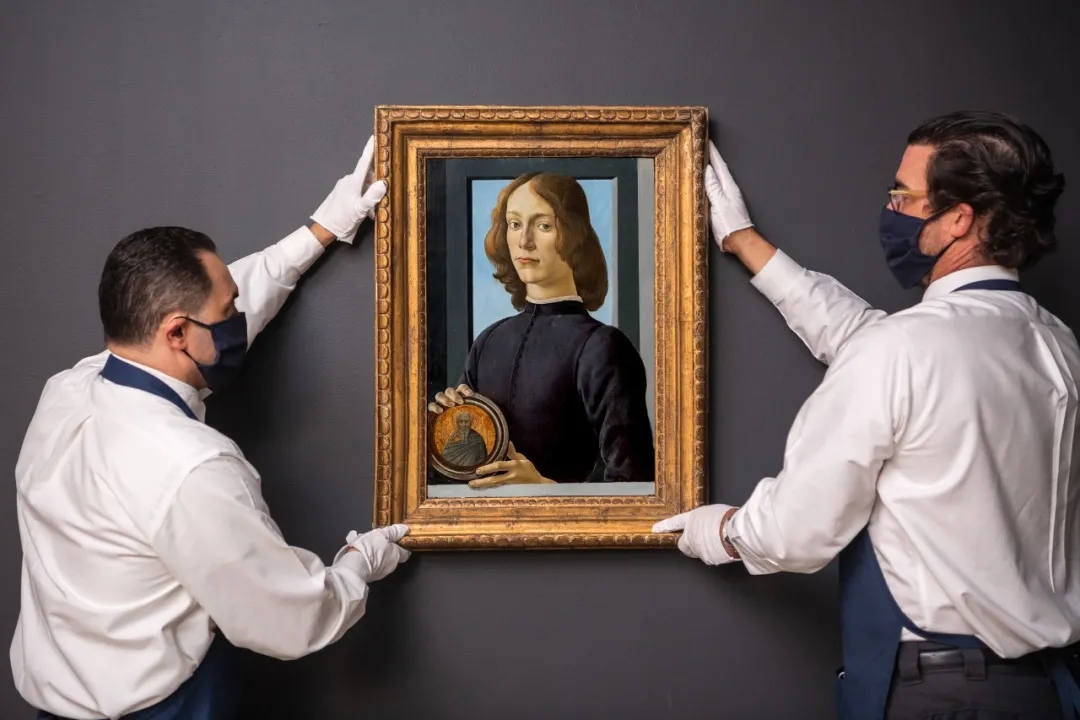 桑德罗·波提切利（Sandro Botticelli）油画作品《手持圆形圣像的年轻男子（Portrait of a Young Man Holding a Roundel）》局部