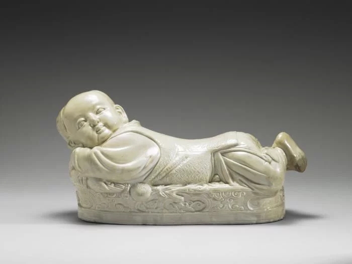 台北故宫博物院十大镇馆之宝《白瓷婴儿枕》