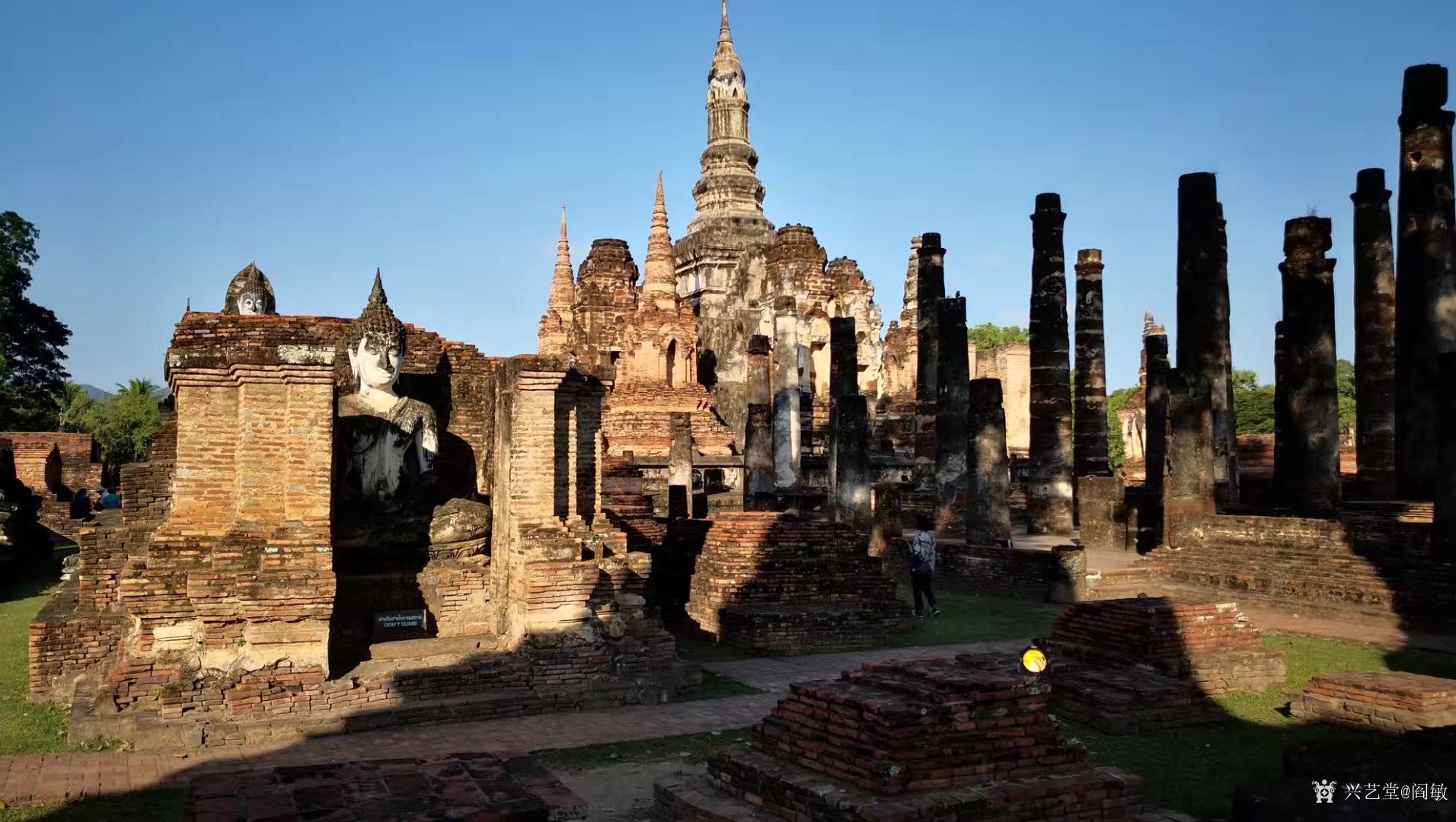 泰国神庙坐佛有感》泰国一日游——穿越时空之门:素可泰的马哈太神庙