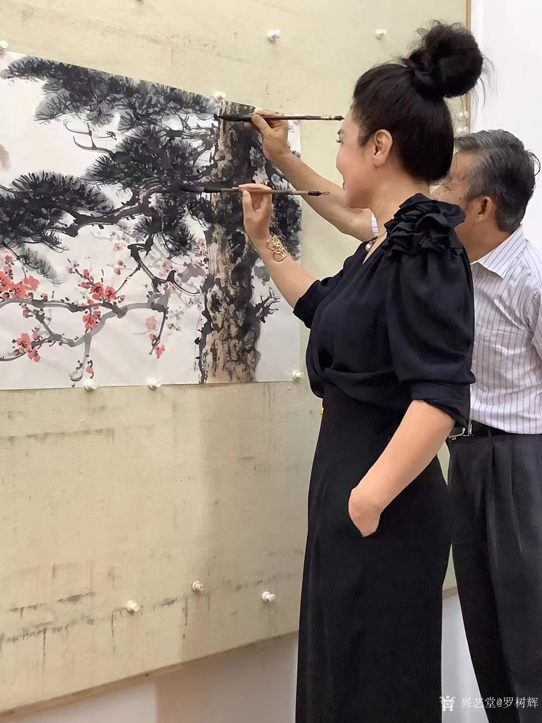 罗树辉生活:国画花鸟画联作《经霜压雪》，壬寅年秋月，石广生题词：“经霜压_兴艺堂