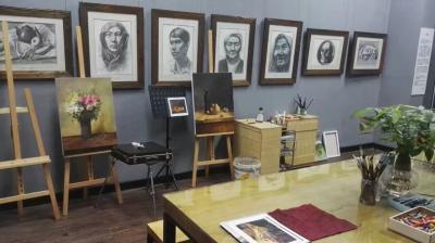 叶日兴日记-这是咱小区梁老师的画室，整齐整洁，进门感觉耳目一新。【图2】