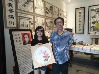 徐如茂日记-两节期间民俗旅游公司丝绸画廓的团扇，丝绸卡画，国画习作受到广大游客的青睐，广泛得【图1】