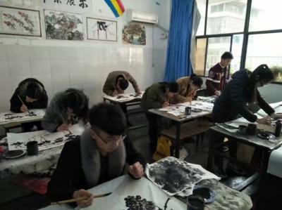 徐如茂日记-阳光艺术中心徐如茂先生花鸟研修班，这些大专生很专注。【图1】