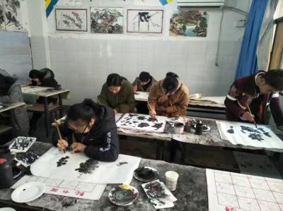 徐如茂日记-阳光艺术中心徐如茂先生花鸟研修班，这些大专生很专注。【图2】