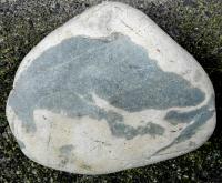 艺术家陶文祥收藏:一尊玩石犹如一个独立的世界，这个世界里有一座深色的大山，在黑【图0】