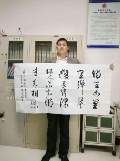 黄少武日记-应一书画馆之约与自己的作品合影两幅，四尺整张行书。【图1】