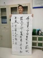 艺术家黄少武生活:应一书画馆之约与作品合影【图1】