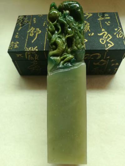 绿玉姿工艺厂叶金发收藏-广绿美石石中宝，
玉姿隹金金必发。
3O年老金星绿，
老碧海蓝天，松林积雪【图1】