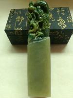 艺术家绿玉姿工艺厂叶金发收藏:广绿美石石中宝，
玉姿隹金金必发。
3O年老金星绿，
【图0】