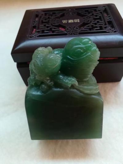 绿玉姿工艺厂叶金发收藏-广绿美石石中宝，
玉姿隹金金必发。
3O年老金星绿，
老碧海蓝天，松林积雪【图2】