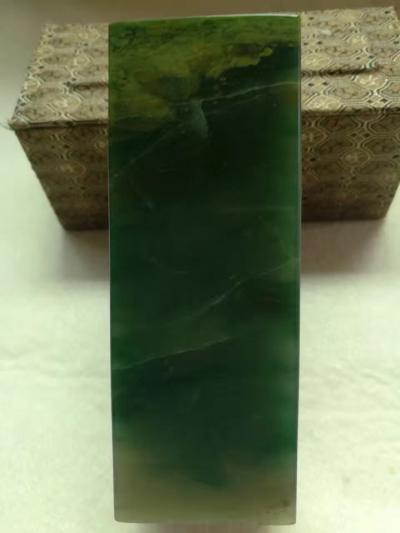 绿玉姿工艺厂叶金发收藏-广绿美石石中宝，
玉姿隹金金必发。
3O年老金星绿，
老碧海蓝天，松林积雪【图4】