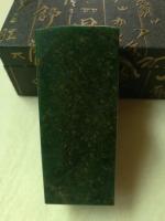 艺术家绿玉姿工艺厂叶金发收藏:广绿美石石中宝，
玉姿隹金金必发。
3O年老金星绿，
【图5】