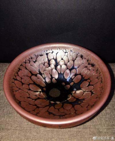 呈祥建盏日记-建窑建盏
品名：红韵盏
口径：9cm＊5
品牌：华峰建盏
摄影：呈祥建盏【图1】