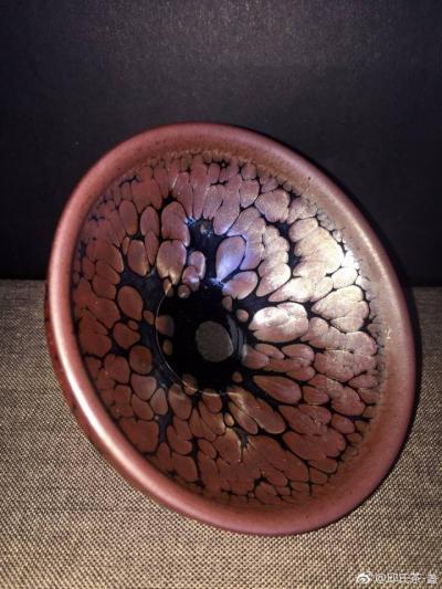 呈祥建盏日记-建窑建盏
品名：红韵盏
口径：9cm＊5
品牌：华峰建盏
摄影：呈祥建盏【图3】