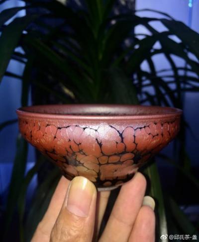 呈祥建盏日记-建窑建盏
品名：红韵盏
口径：9cm＊5
品牌：华峰建盏
摄影：呈祥建盏【图6】