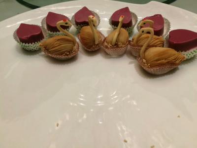 王征明日记-杭州四季风情酒店的佳肴，其生动的天鹅造型与我的水意画对比。【图1】