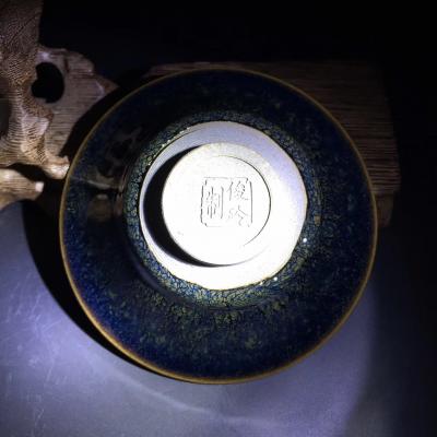 呈祥建盏日记-蓝孔雀•全手工撇口盏
口径10.8高4.5公分
匠人：俊玲

高贵的蓝孔【图5】