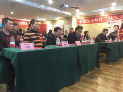 尚建国生活-1.当你明白：规矩第一，人情第二时，你已经敲开了人与人最难的一扇门。
2.当你【图1】