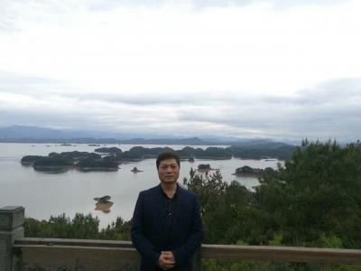 肖畅日记-感恩天地人
拳拳报恩心
借得三春晖
甘洒予众生【图1】