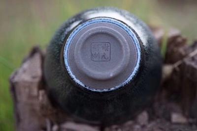 呈祥建盏日记-《墨麟》

手工制作精品·8cm*5cm左右
匠人：谢元辉
实物【图9】