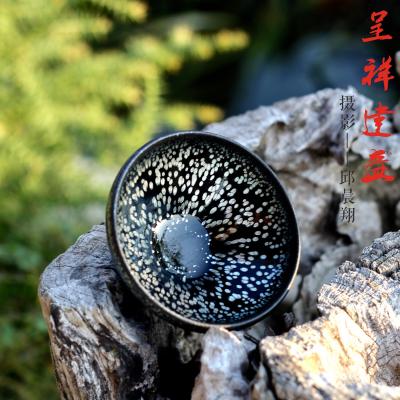 呈祥建盏日记-【呈祥建盏】
《传统工艺》
黑底银滴，古朴，非常盏韵
匠人：邱晨翔【图1】