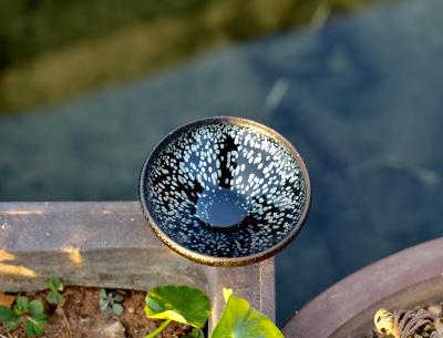 呈祥建盏日记-【呈祥建盏】
《传统工艺》
黑底银滴，古朴，非常盏韵
匠人：邱晨翔【图4】