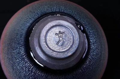 呈祥建盏日记-国文银毫
盏色贵青黑
玉毫条达者为上
图9喝武夷岩茶养出的七彩效果【图8】