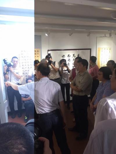 金新宇日记-忠于党忠于人民一一广州市机关书画摄影作品展今天在越秀公园开幕。市委副书记欧阳卫民【图3】
