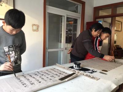 李尊荣生活-王广然老师在耐心辅导着孩子们【图1】