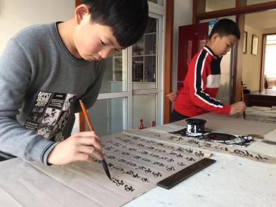 李尊荣生活-王广然老师在耐心辅导着孩子们【图4】