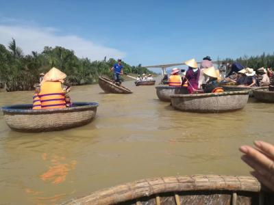 陈宗林生活-岘港纪逰
美溪滩边沐此身
岘风港土孕山珍
越女玉手巧调制
乐煞我辈贪嘴人【图1】