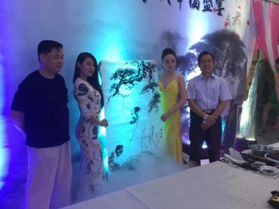 罗树辉日记-广州，参加我徒弟一个私董会俱乐部启动仪式，现场整个空间全部用我的山水画作衬景。烟【图1】