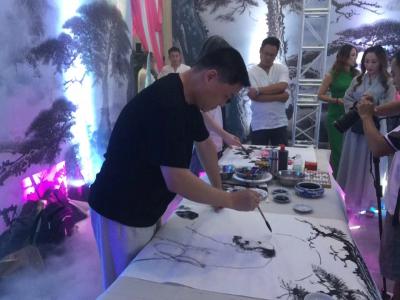 罗树辉日记-广州，参加我徒弟一个私董会俱乐部启动仪式，现场整个空间全部用我的山水画作衬景。烟【图4】