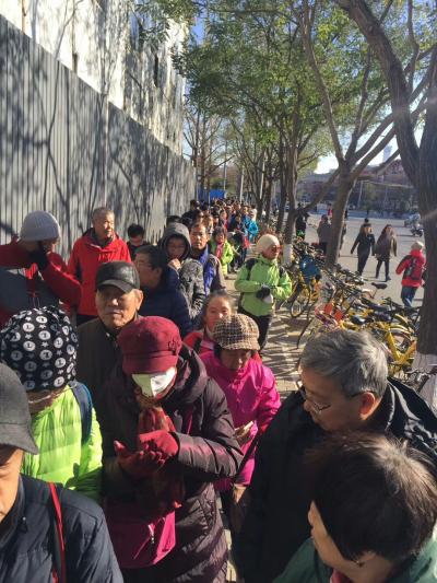 吴景砚日记-中国美术馆门前排起长龙达一百多米，日参观人次突破两万，是建馆以来最具人气的大展！【图3】