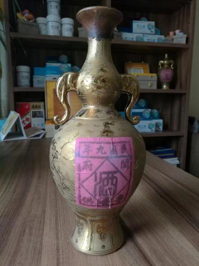 孙玉双收藏-双象耳瓶。民国酒。有喜欢收藏送礼的朋友与我联系。【图1】