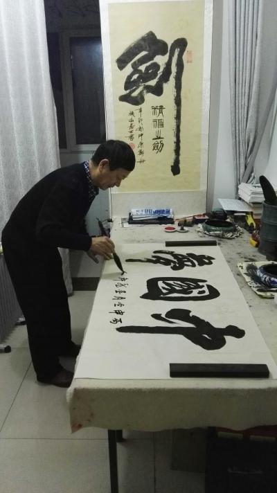 王崭宇日记-丁西冬月太阳寒，塑风黄叶戏蓝天。
不知三界乾坤事，直待东风送春还。【图2】