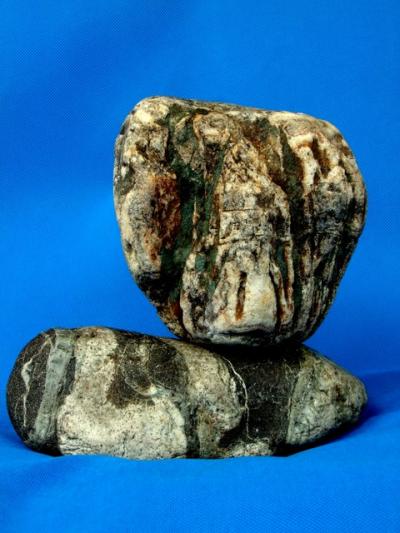 陶文祥收藏-{赐福}  （规格17*12*8） 这件藏品是由两个玩石组成，上面玩石呈现出石窟【图1】