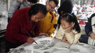 李奎生活-我已在成都市人民公园担任专业画师多年，每次在画画时都围了数名参观者，要求跟我学画【图1】