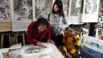 李奎生活-我已在成都市人民公园担任专业画师多年，每次在画画时都围了数名参观者，要求跟我学画【图2】