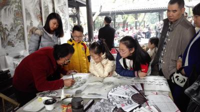 李奎生活-我已在成都市人民公园担任专业画师多年，每次在画画时都围了数名参观者，要求跟我学画【图3】