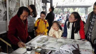 李奎生活-我已在成都市人民公园担任专业画师多年，每次在画画时都围了数名参观者，要求跟我学画【图4】