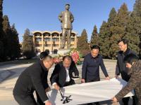 艺术家周鹏飞生活:12月26日在中央党校毛主席的雕像下、
在毛主席的注视下：【图1】