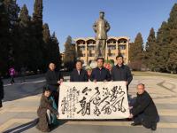 艺术家周鹏飞生活:12月26日在中央党校毛主席的雕像下、
在毛主席的注视下：【图3】